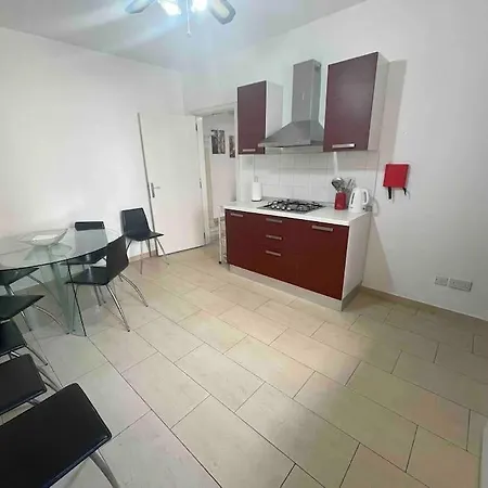/ Sliema Wifi & Ac ! Great Value & Location Apartament Gzira